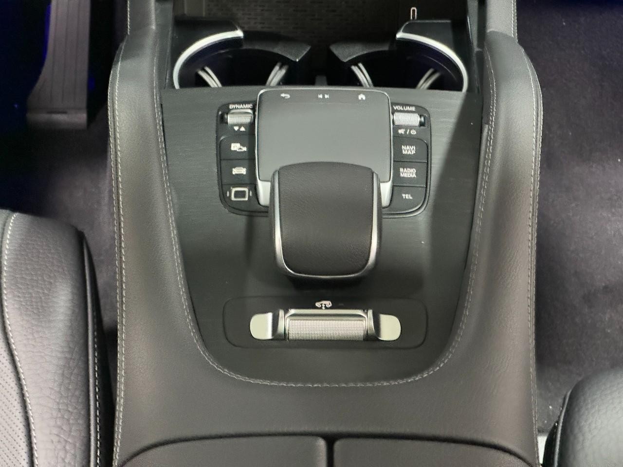 Mercedes-Benz GLS Vehicle Full-screen Gallery Image 19