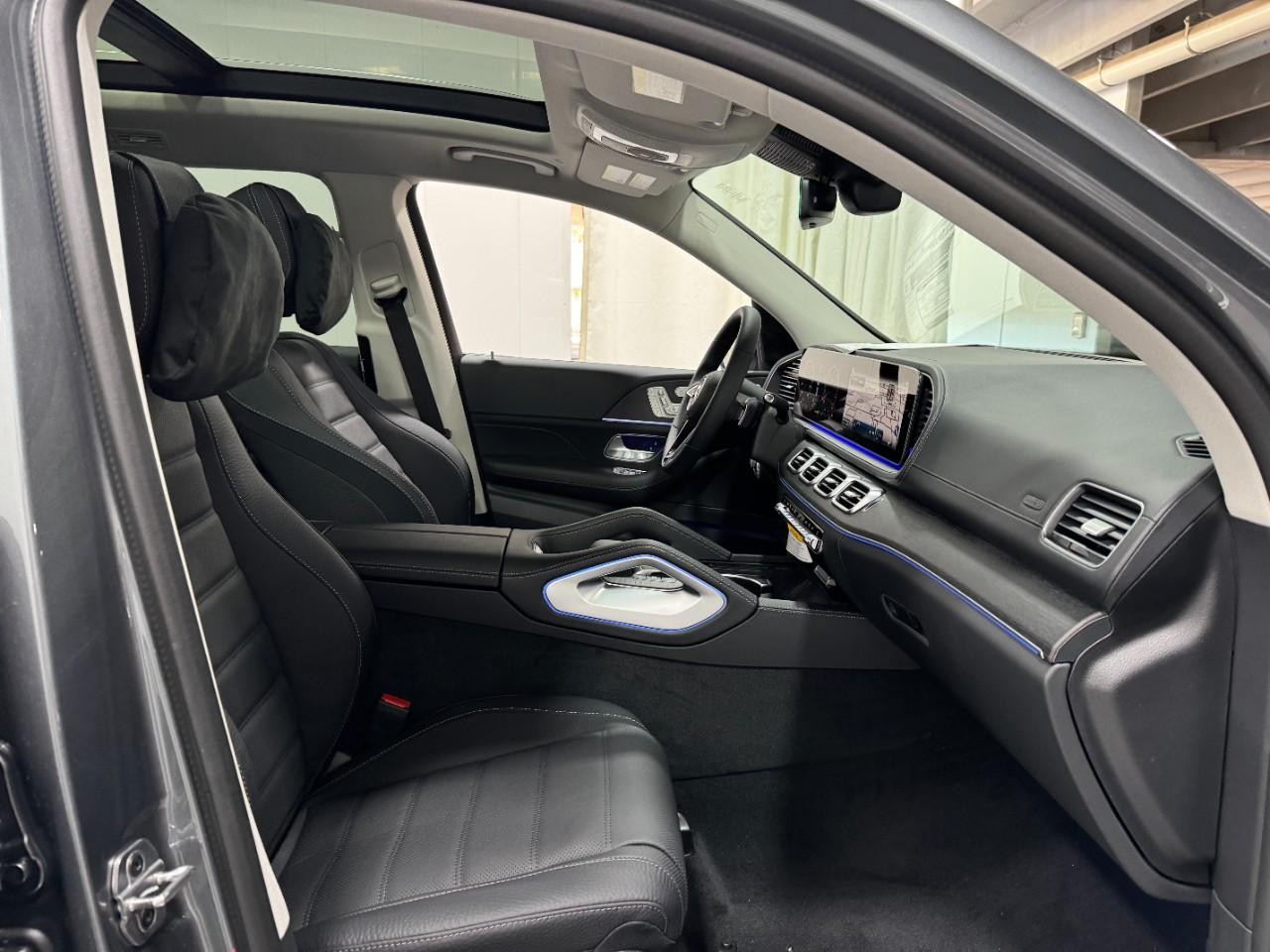 Mercedes-Benz GLS Vehicle Full-screen Gallery Image 21