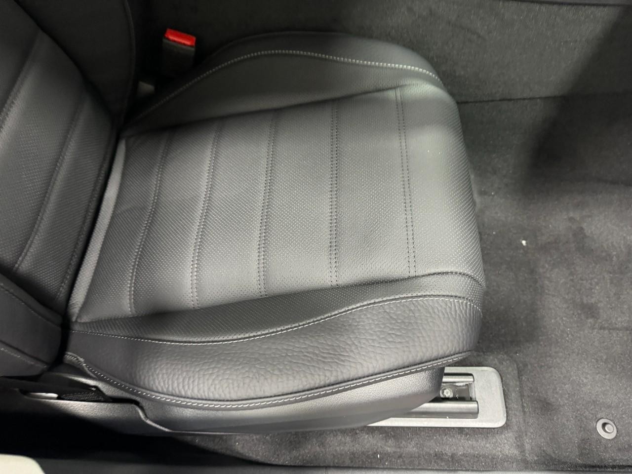 Mercedes-Benz GLS Vehicle Full-screen Gallery Image 22