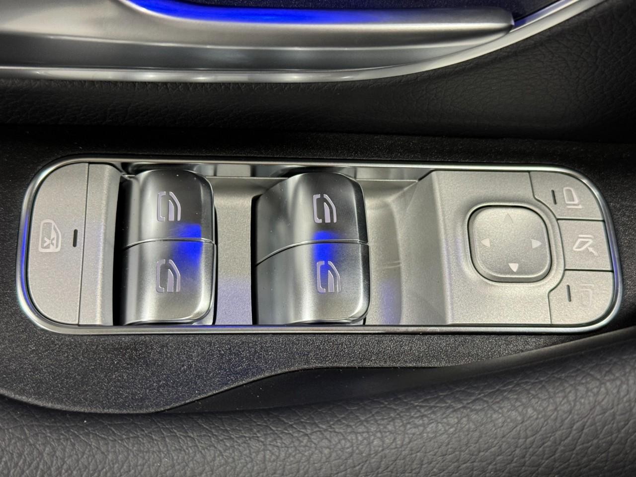 Mercedes-Benz GLS Vehicle Full-screen Gallery Image 29