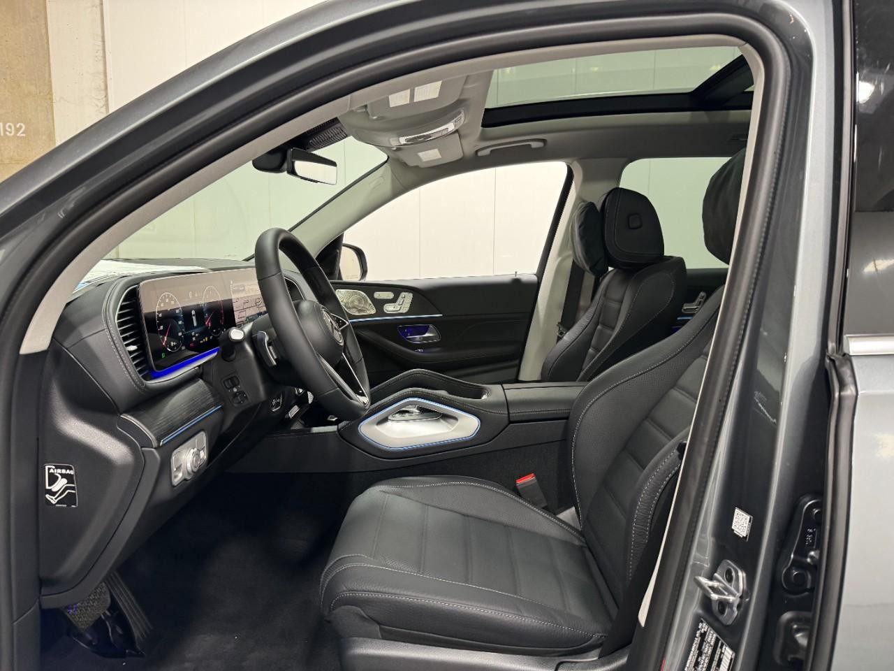 Mercedes-Benz GLS Vehicle Full-screen Gallery Image 31