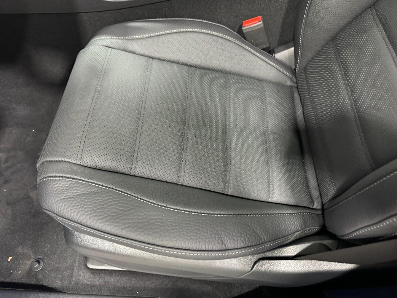 Mercedes-Benz GLS Vehicle Full-screen Gallery Image 32