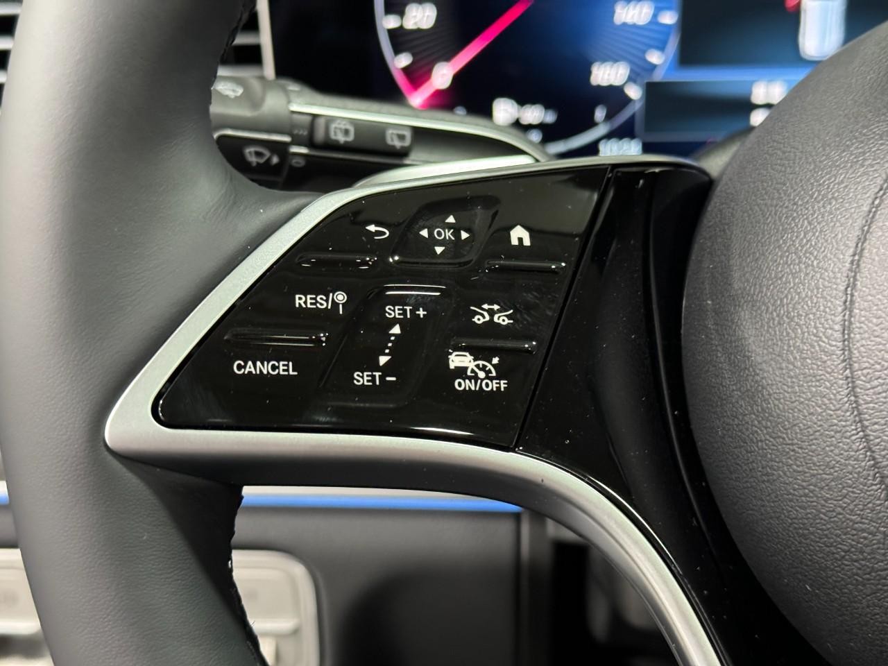 Mercedes-Benz GLS Vehicle Full-screen Gallery Image 34