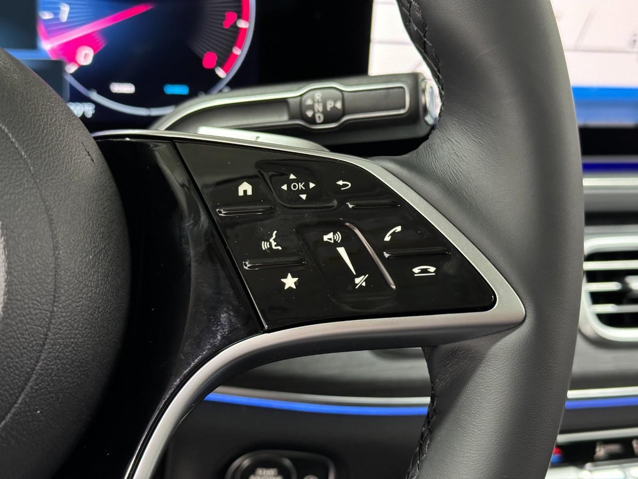 Mercedes-Benz GLS Vehicle Full-screen Gallery Image 35