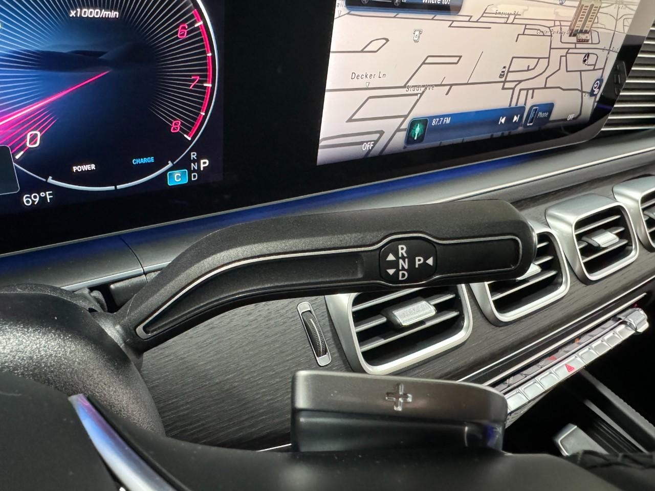 Mercedes-Benz GLS Vehicle Full-screen Gallery Image 37