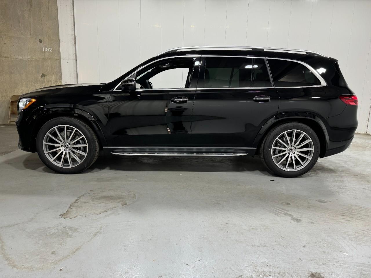 Mercedes-Benz GLS Vehicle Full-screen Gallery Image 2