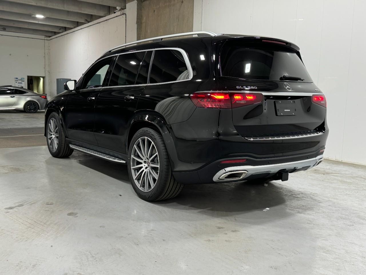 Mercedes-Benz GLS Vehicle Full-screen Gallery Image 3