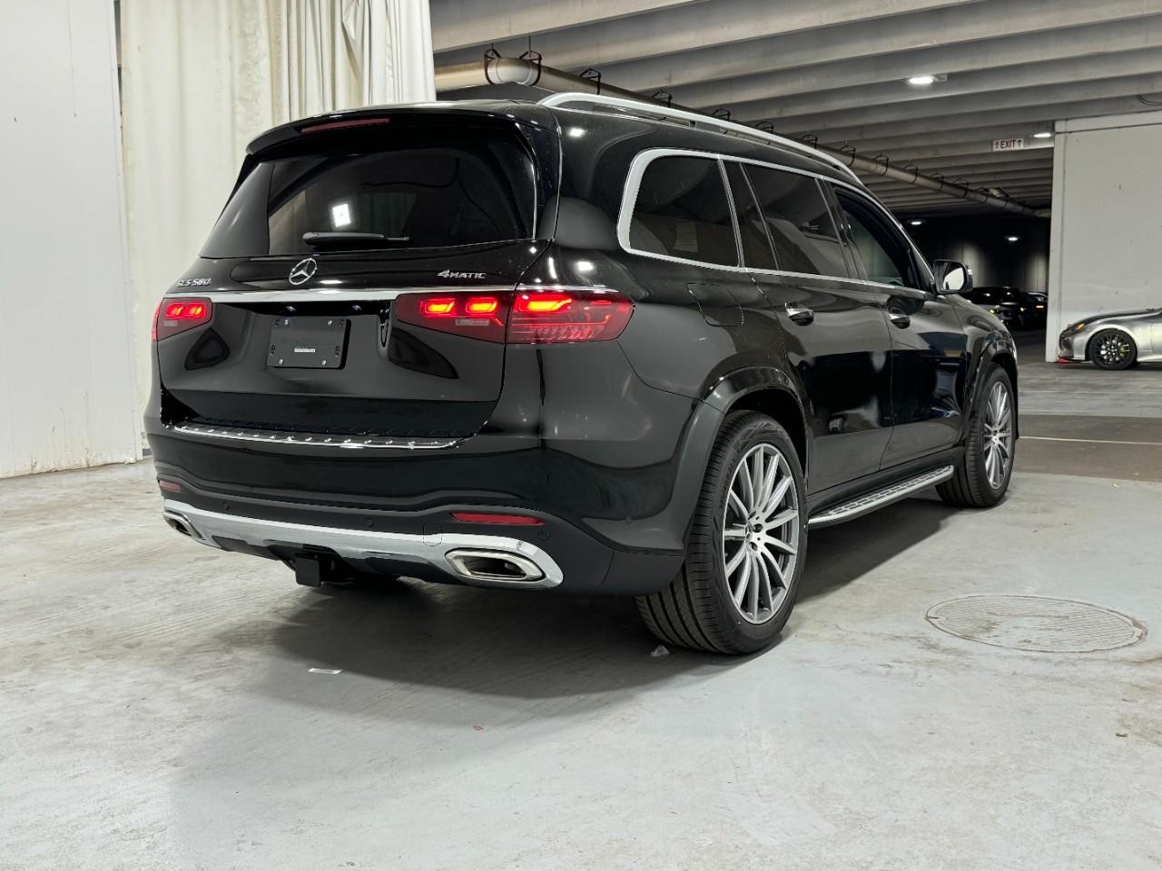 Mercedes-Benz GLS Vehicle Full-screen Gallery Image 4