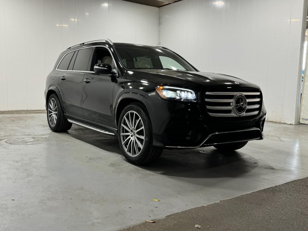 Mercedes-Benz GLS Vehicle Full-screen Gallery Image 6