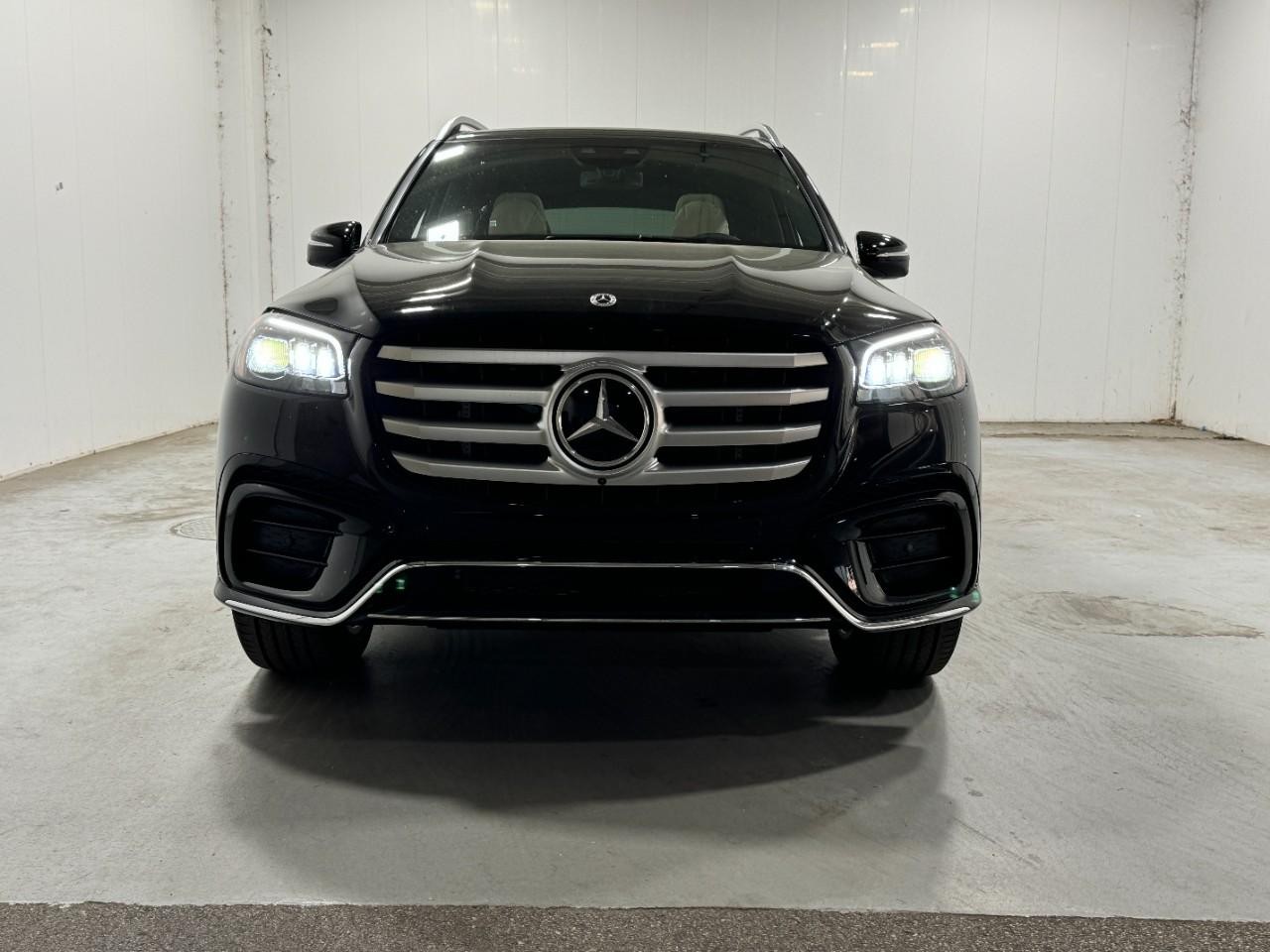 Mercedes-Benz GLS Vehicle Full-screen Gallery Image 7