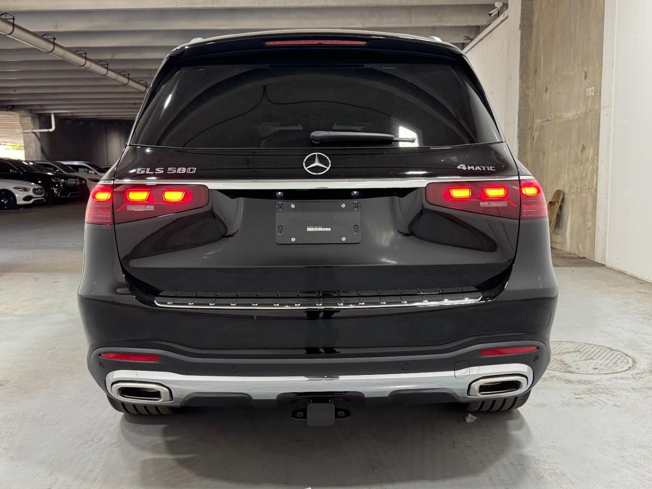 Mercedes-Benz GLS Vehicle Full-screen Gallery Image 10