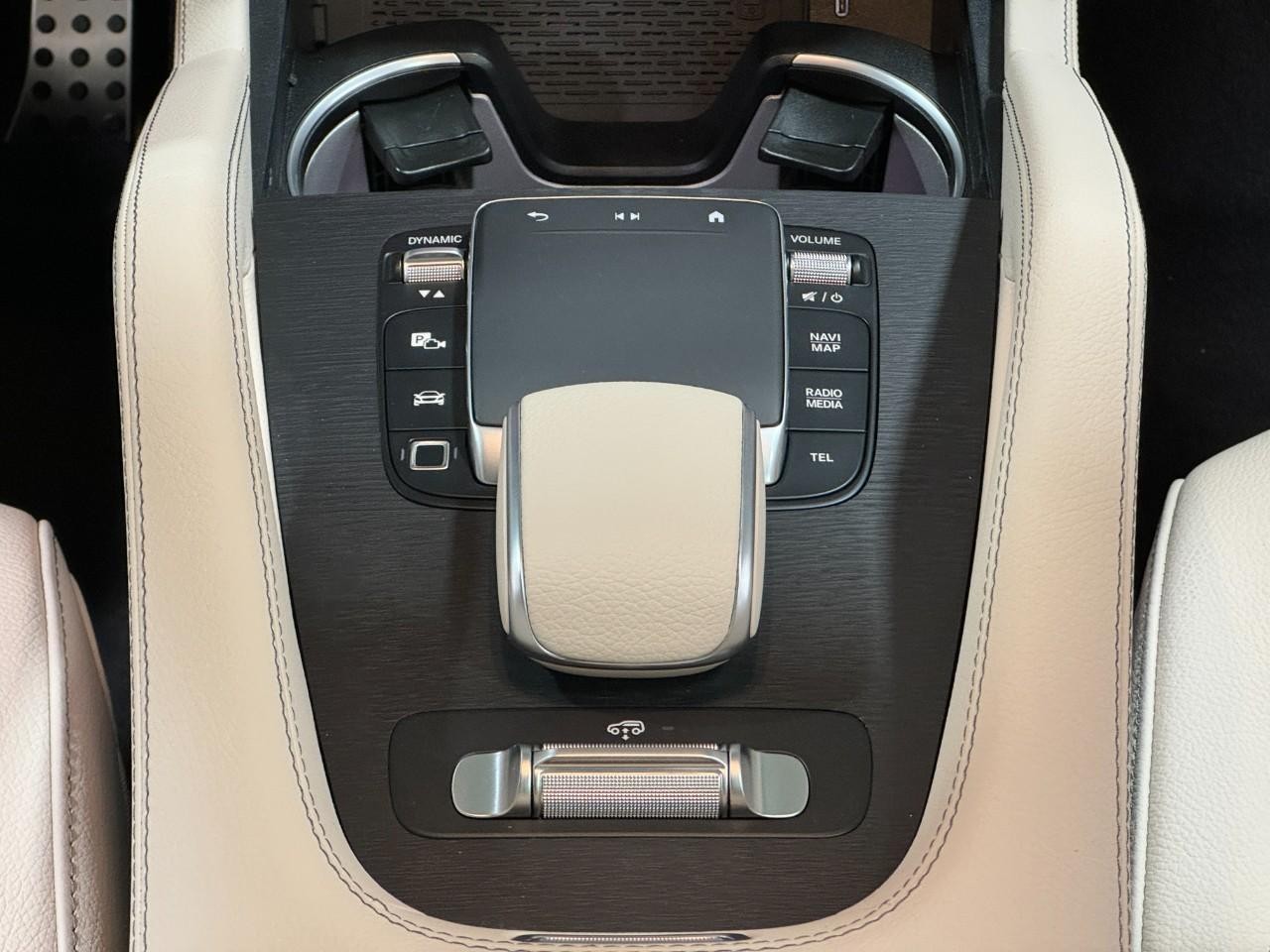 Mercedes-Benz GLS Vehicle Full-screen Gallery Image 19