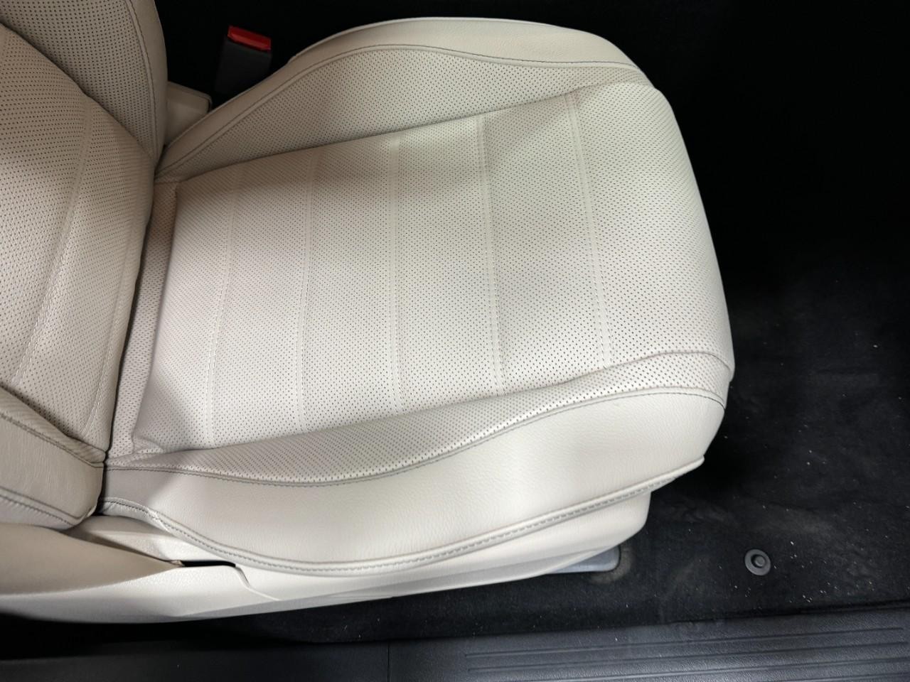 Mercedes-Benz GLS Vehicle Full-screen Gallery Image 22