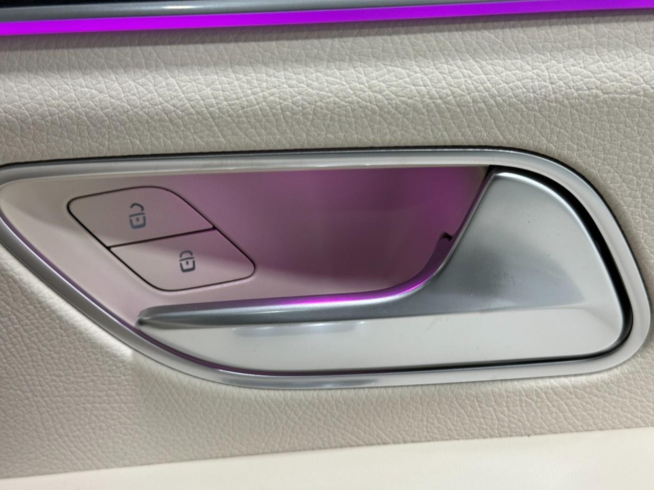 Mercedes-Benz GLS Vehicle Full-screen Gallery Image 24