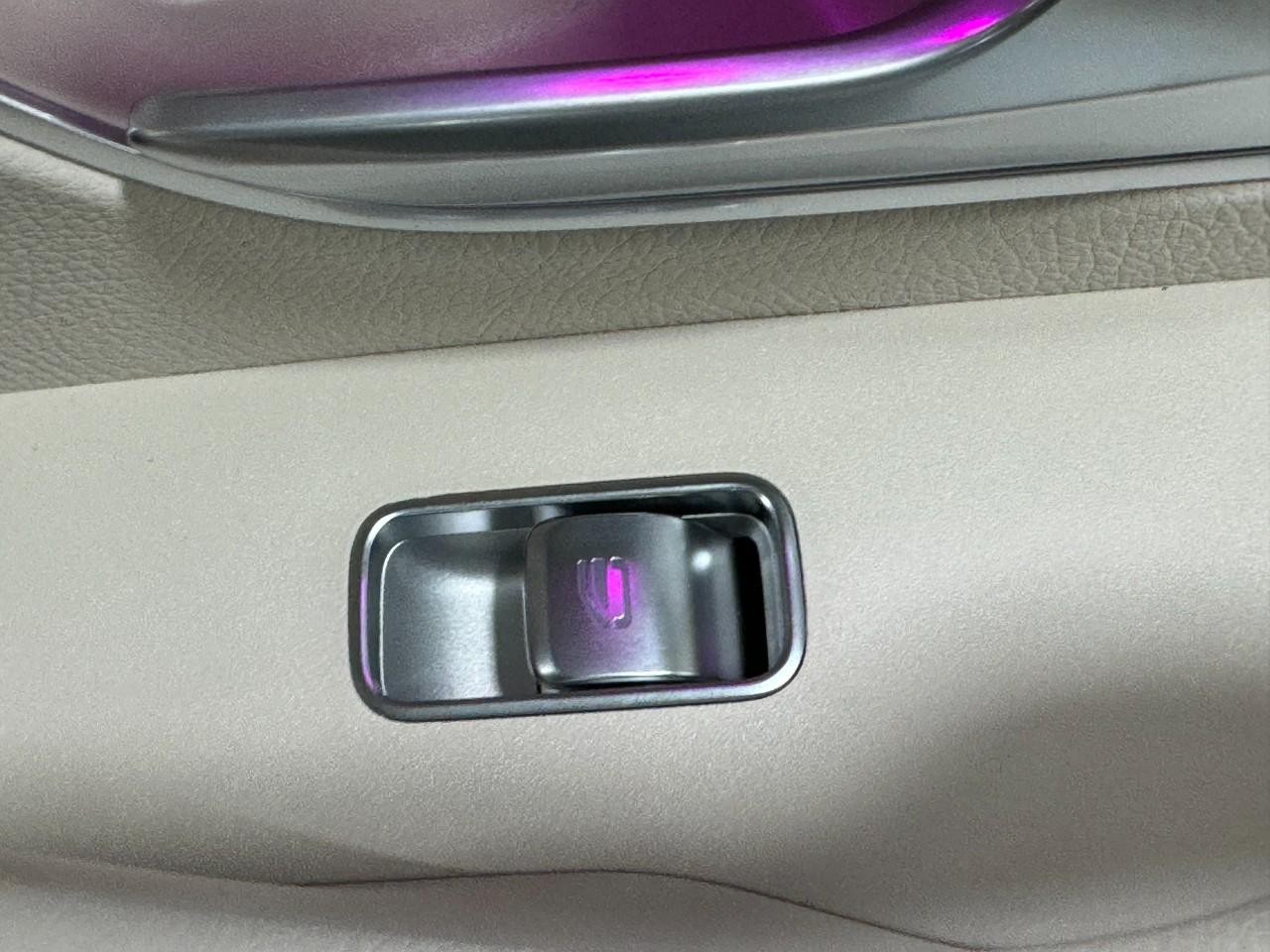 Mercedes-Benz GLS Vehicle Full-screen Gallery Image 25