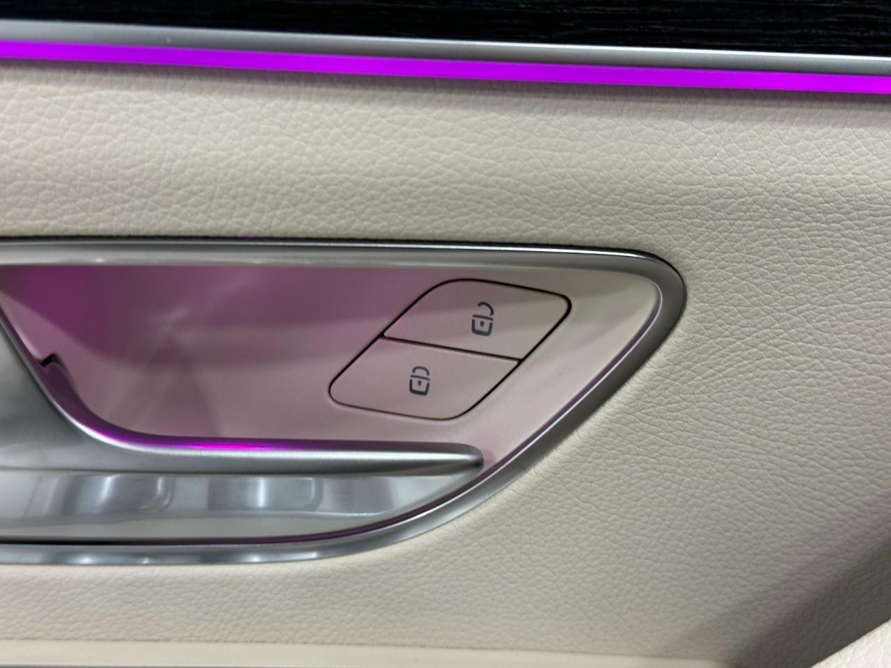 Mercedes-Benz GLS Vehicle Full-screen Gallery Image 28