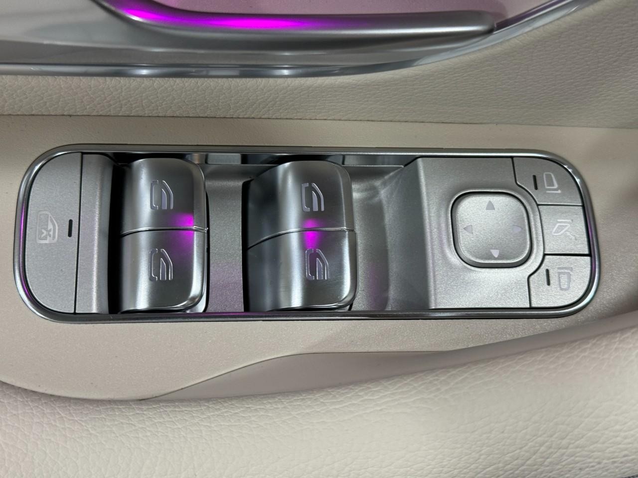 Mercedes-Benz GLS Vehicle Full-screen Gallery Image 29