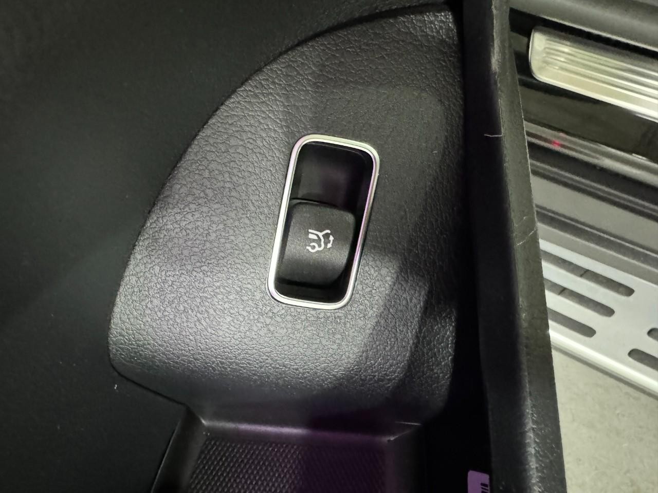 Mercedes-Benz GLS Vehicle Full-screen Gallery Image 30