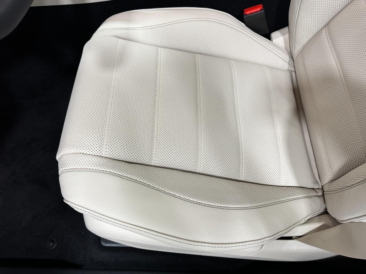 Mercedes-Benz GLS Vehicle Full-screen Gallery Image 32