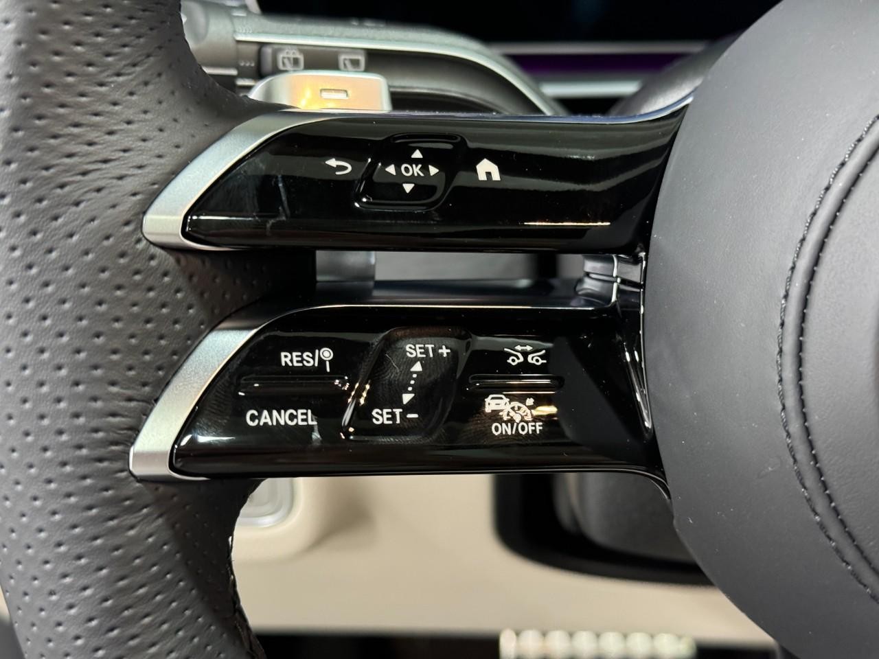 Mercedes-Benz GLS Vehicle Full-screen Gallery Image 34