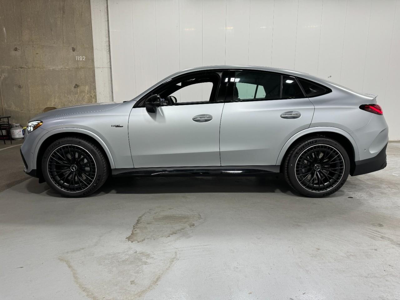 Mercedes-Benz GLC Vehicle Full-screen Gallery Image 2