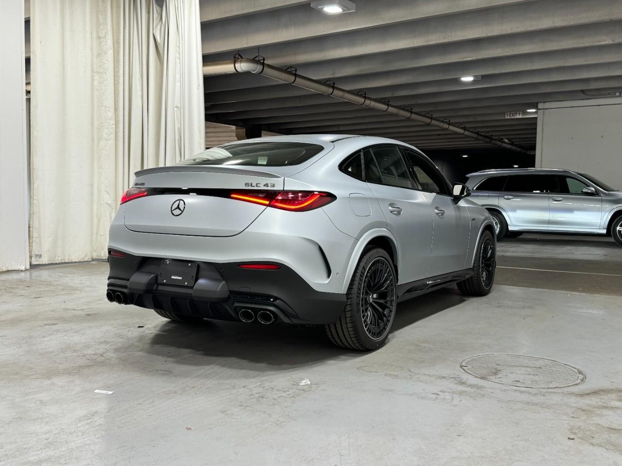 Mercedes-Benz GLC Vehicle Full-screen Gallery Image 4