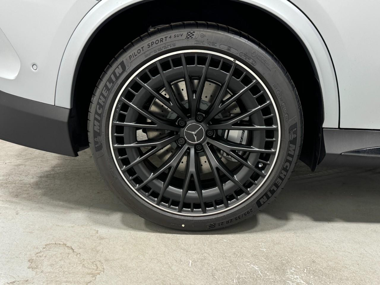 Mercedes-Benz GLC Vehicle Full-screen Gallery Image 5