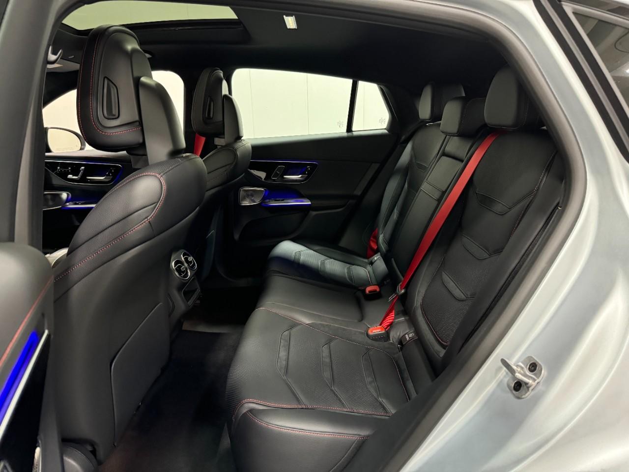 Mercedes-Benz GLC Vehicle Full-screen Gallery Image 8