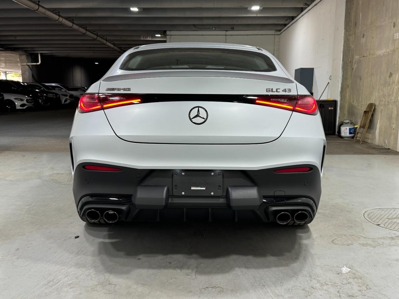 Mercedes-Benz GLC Vehicle Full-screen Gallery Image 9