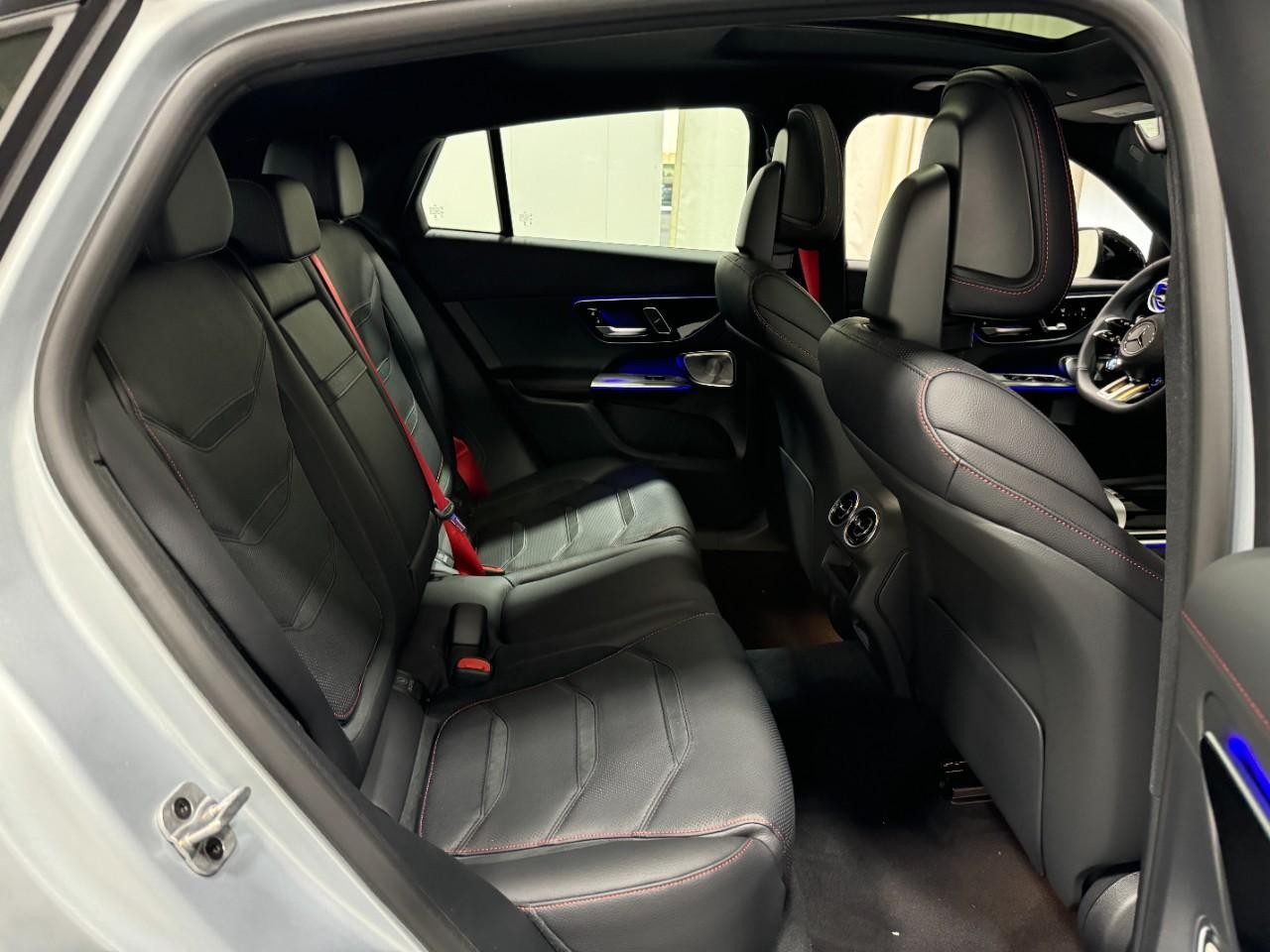 Mercedes-Benz GLC Vehicle Full-screen Gallery Image 10