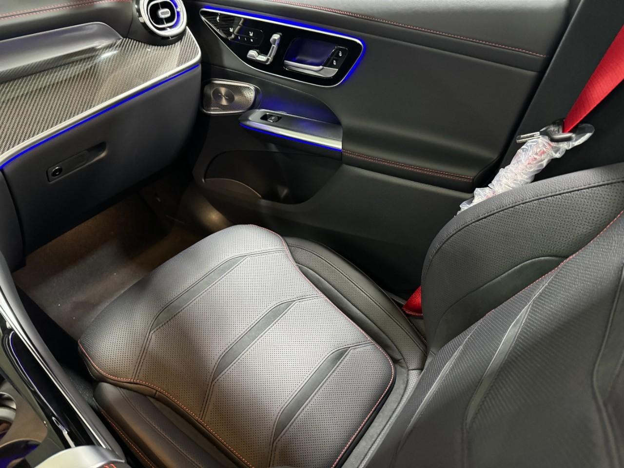 Mercedes-Benz GLC Vehicle Full-screen Gallery Image 16