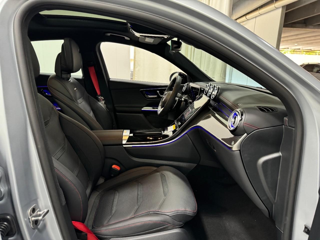 Mercedes-Benz GLC Vehicle Full-screen Gallery Image 17