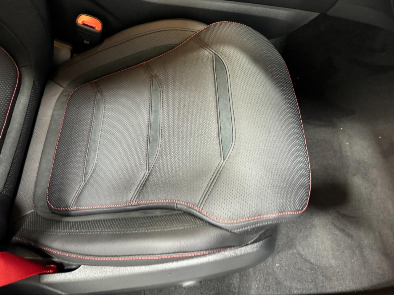 Mercedes-Benz GLC Vehicle Full-screen Gallery Image 18