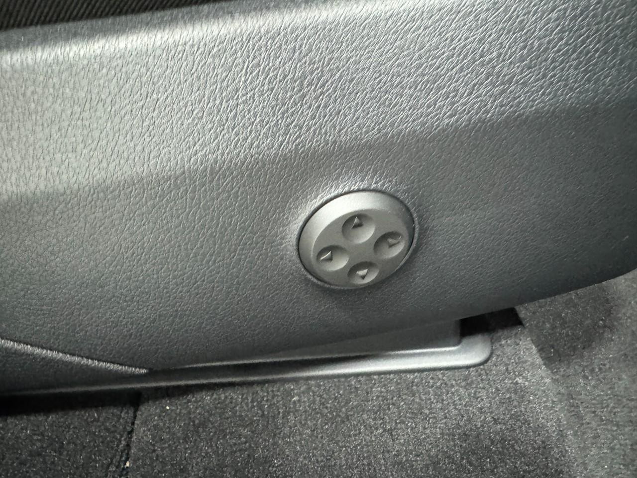 Mercedes-Benz GLC Vehicle Full-screen Gallery Image 19