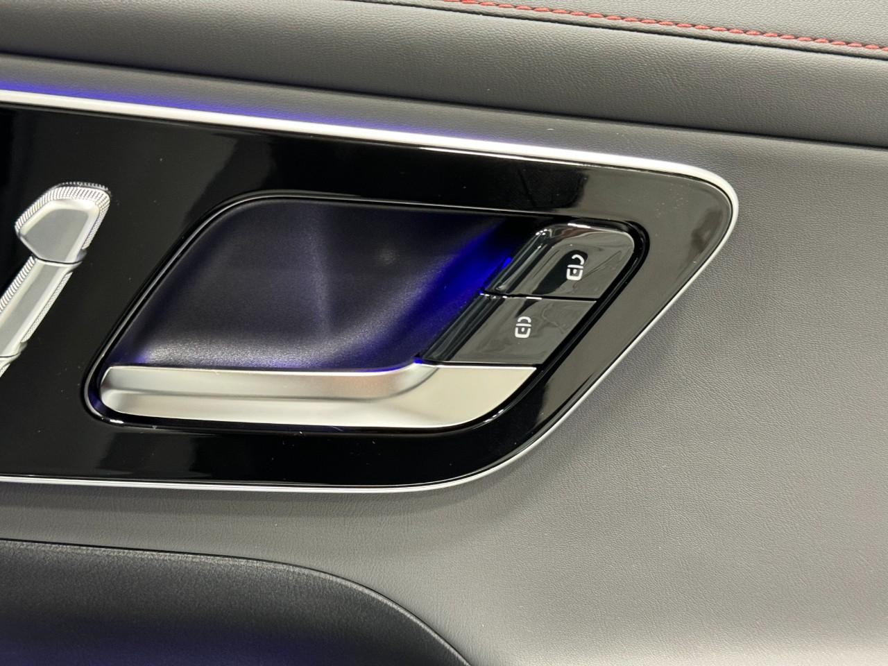 Mercedes-Benz GLC Vehicle Full-screen Gallery Image 21