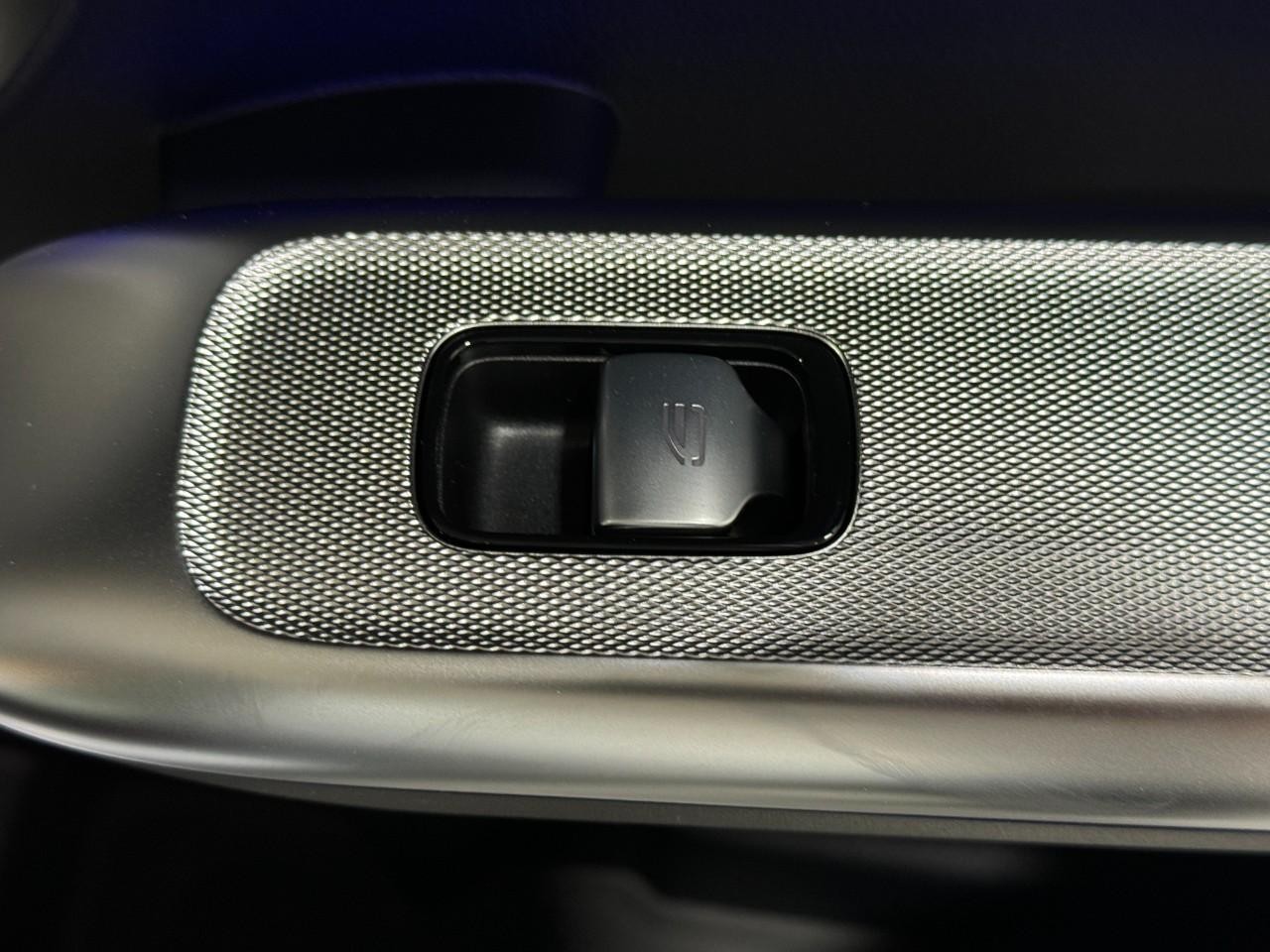 Mercedes-Benz GLC Vehicle Full-screen Gallery Image 22