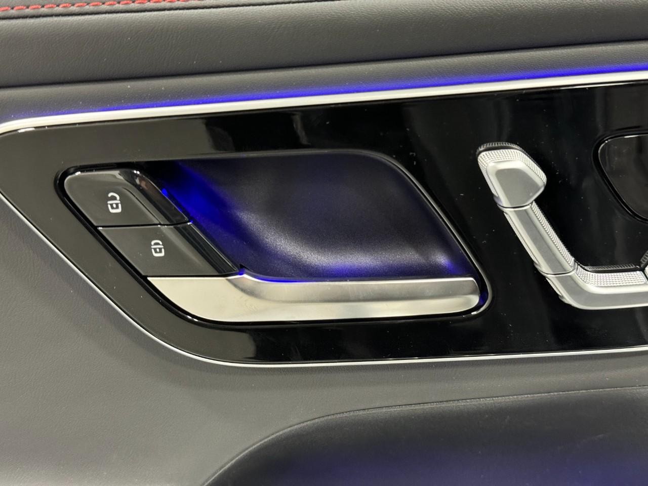 Mercedes-Benz GLC Vehicle Full-screen Gallery Image 24