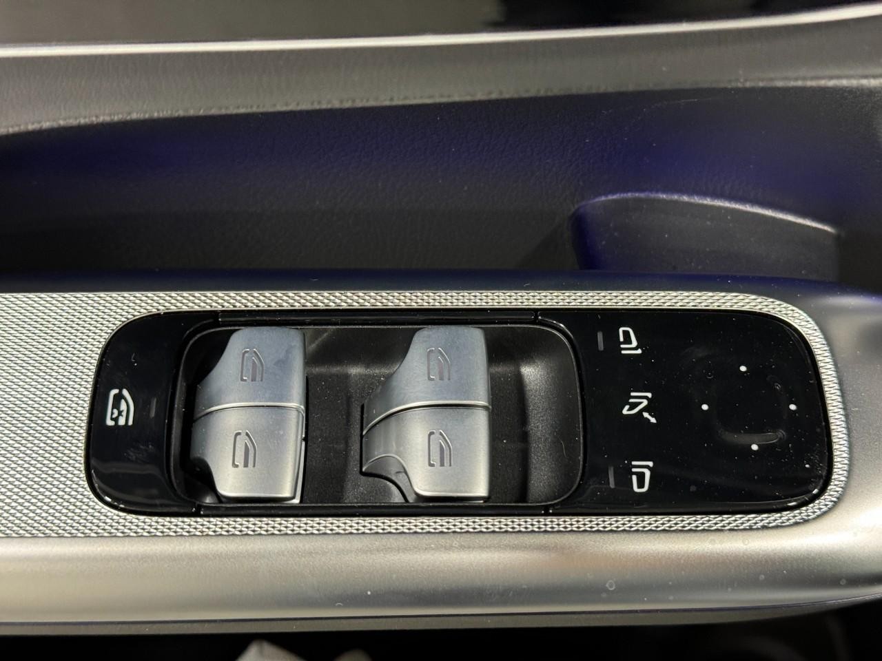 Mercedes-Benz GLC Vehicle Full-screen Gallery Image 25