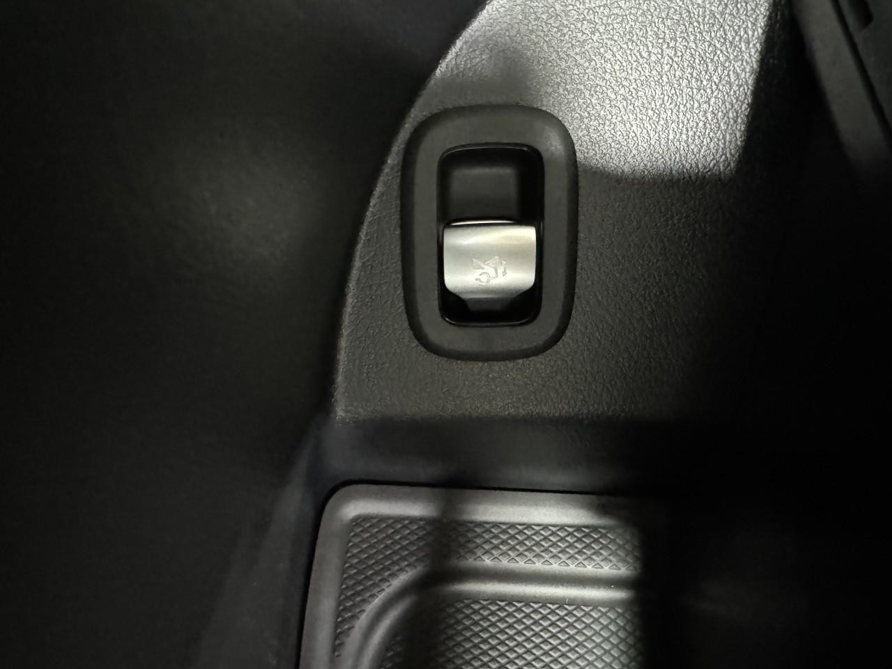 Mercedes-Benz GLC Vehicle Full-screen Gallery Image 27