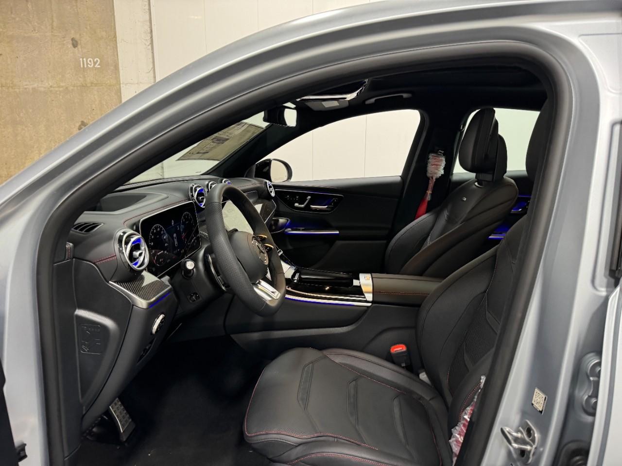 Mercedes-Benz GLC Vehicle Full-screen Gallery Image 28