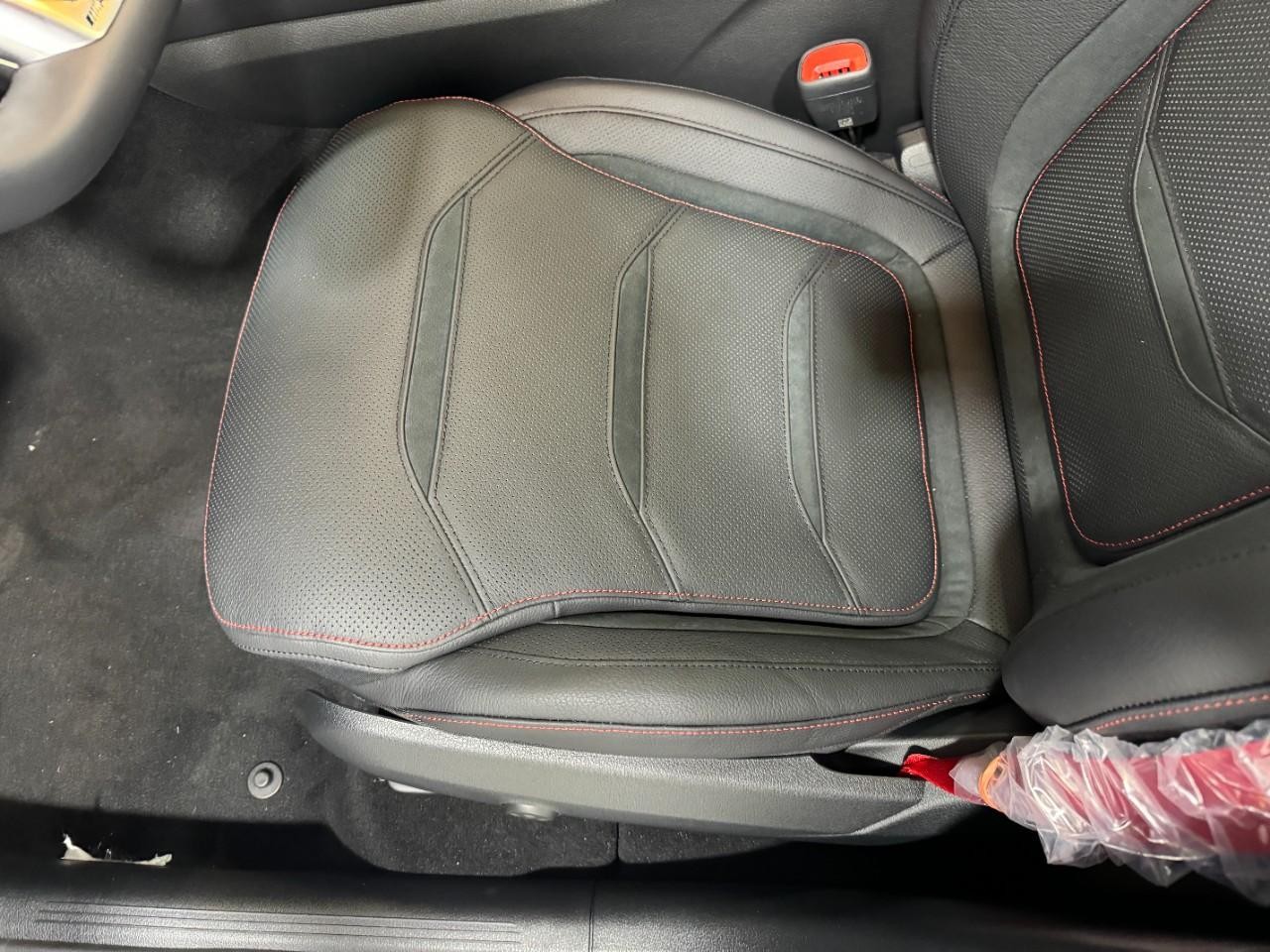 Mercedes-Benz GLC Vehicle Full-screen Gallery Image 29