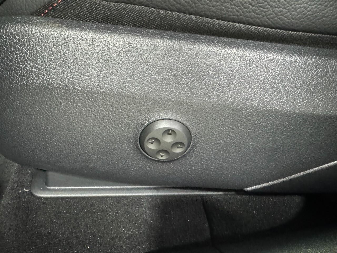 Mercedes-Benz GLC Vehicle Full-screen Gallery Image 30