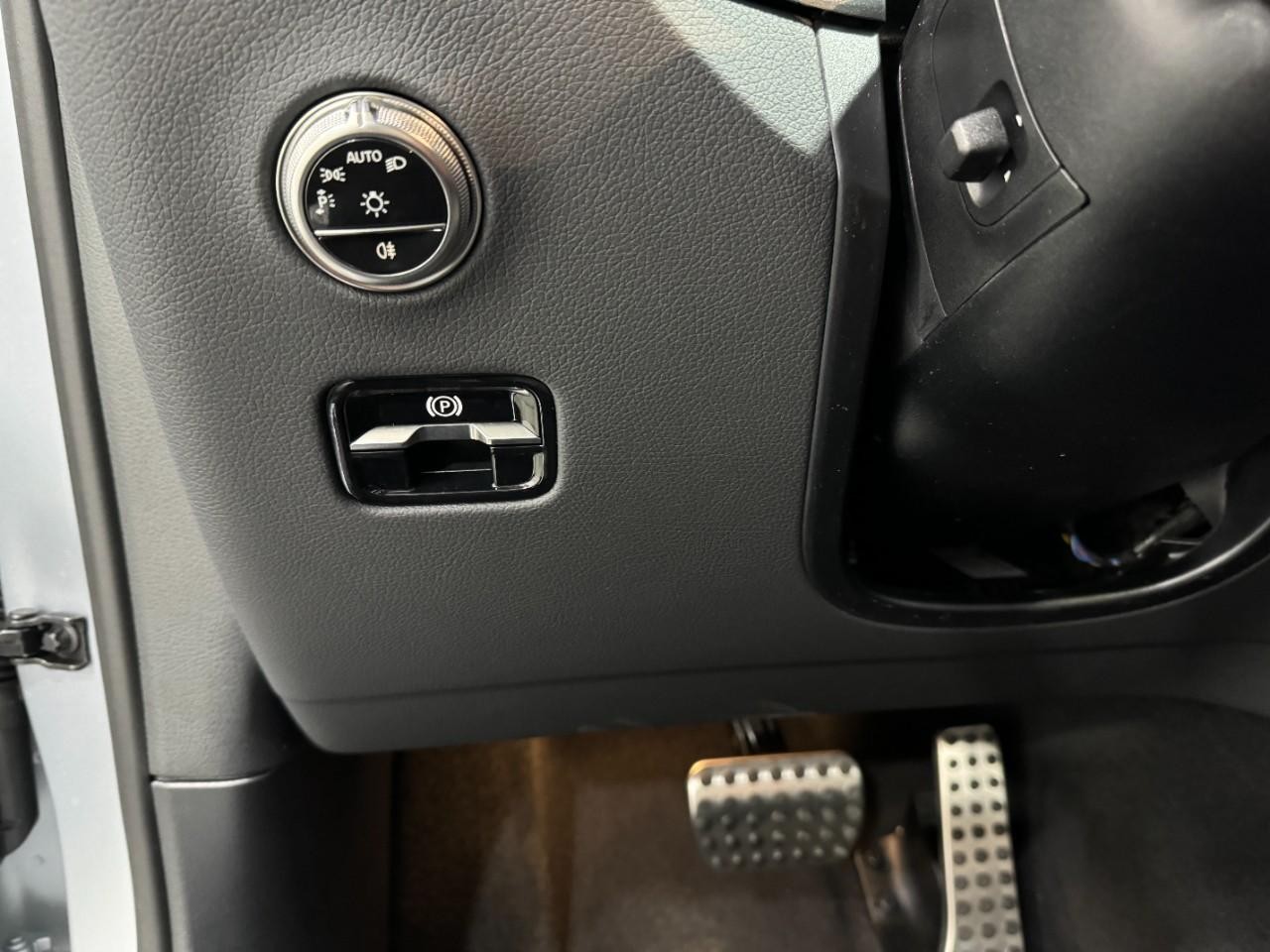 Mercedes-Benz GLC Vehicle Full-screen Gallery Image 31