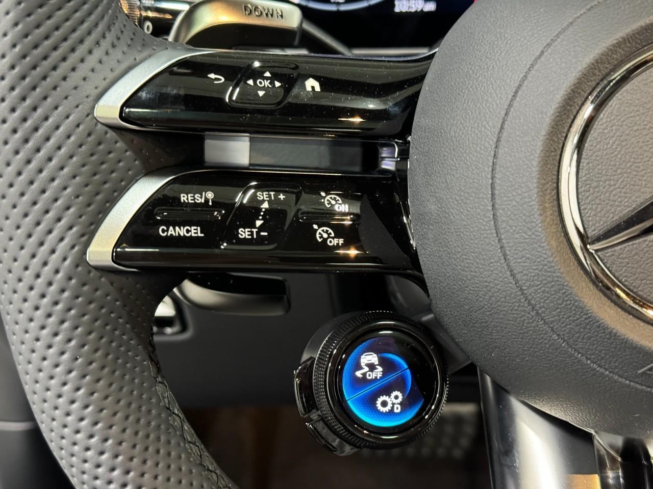 Mercedes-Benz GLC Vehicle Full-screen Gallery Image 32