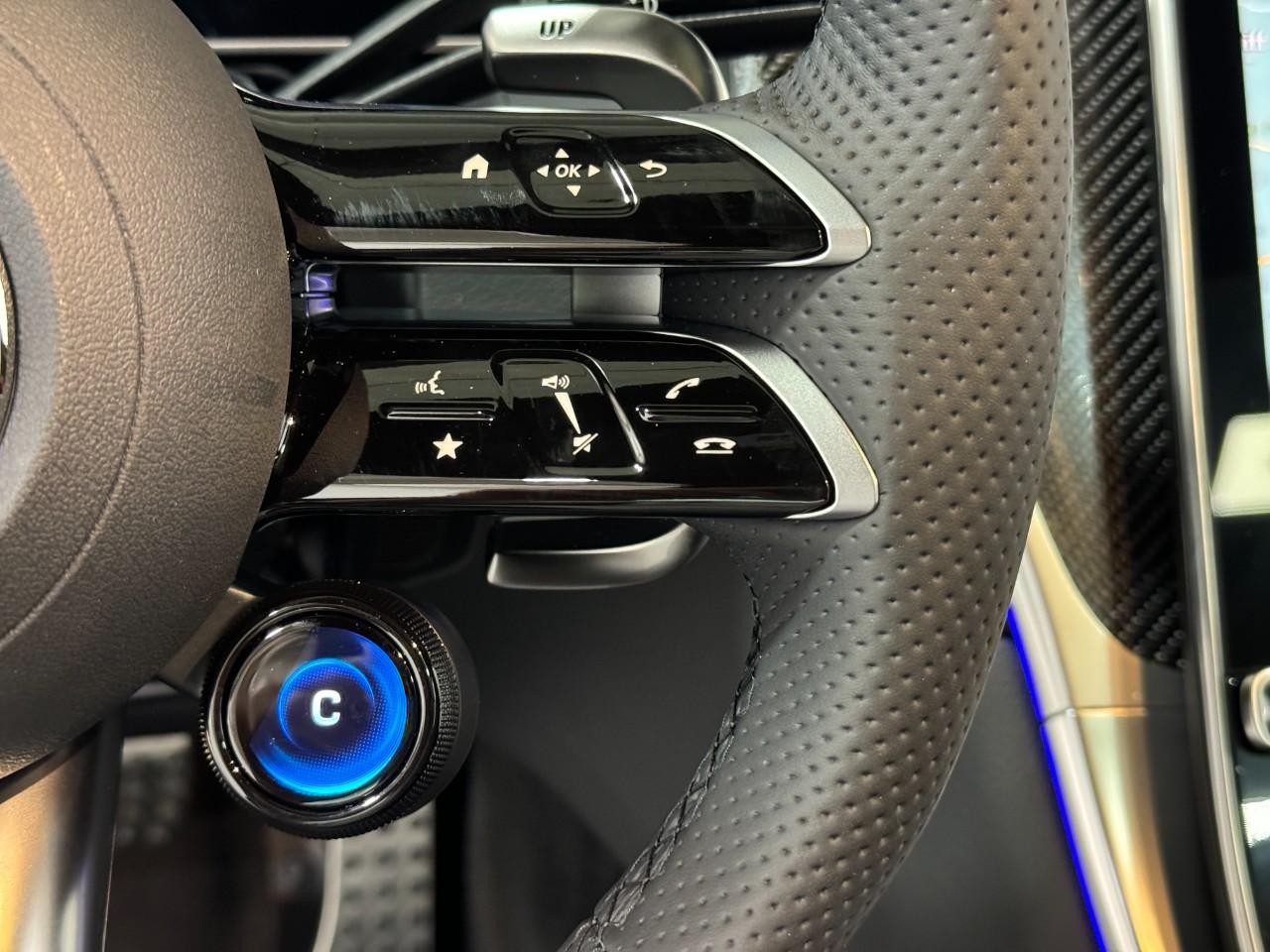 Mercedes-Benz GLC Vehicle Full-screen Gallery Image 33