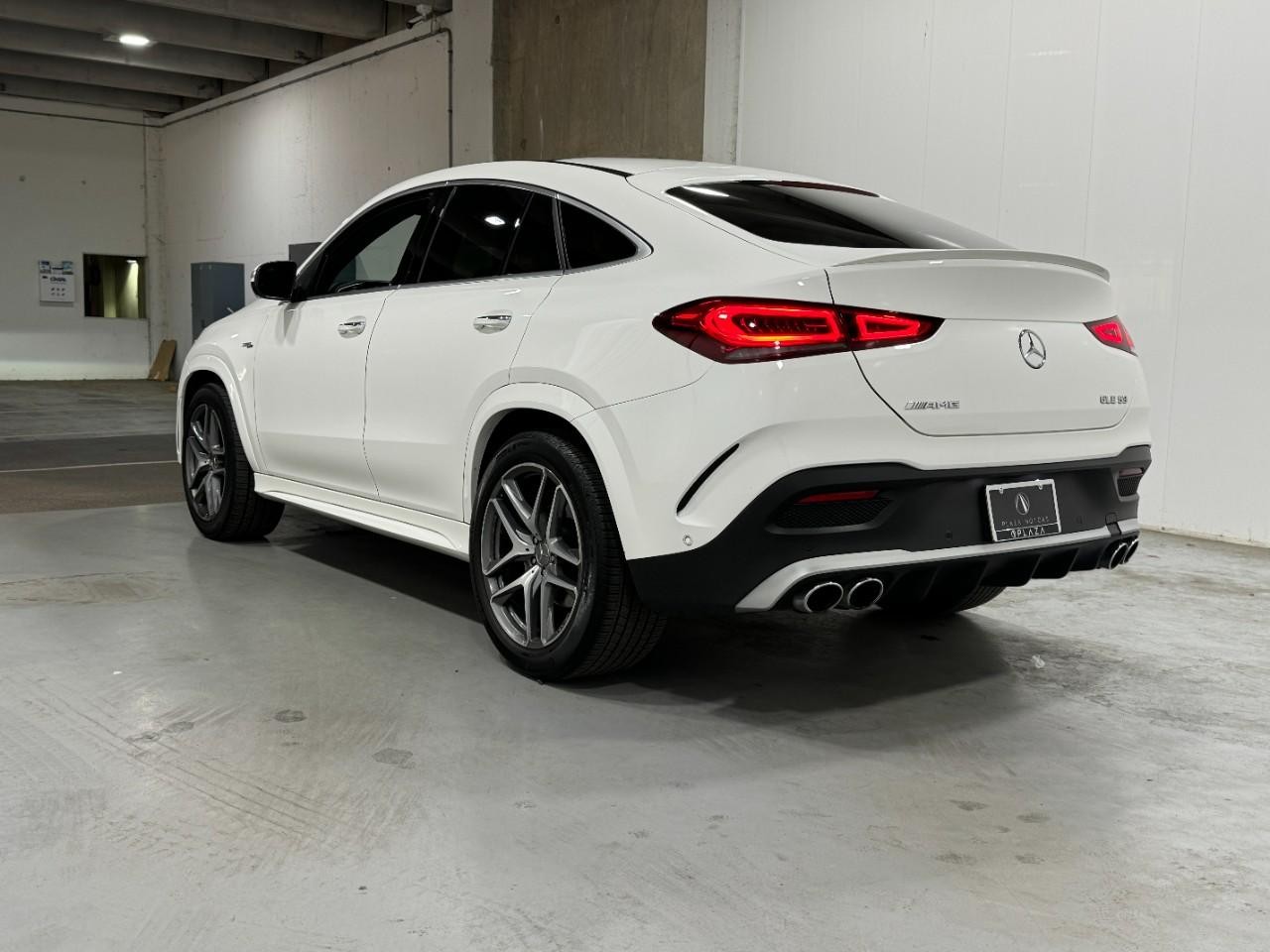 Mercedes-Benz GLE Vehicle Full-screen Gallery Image 3