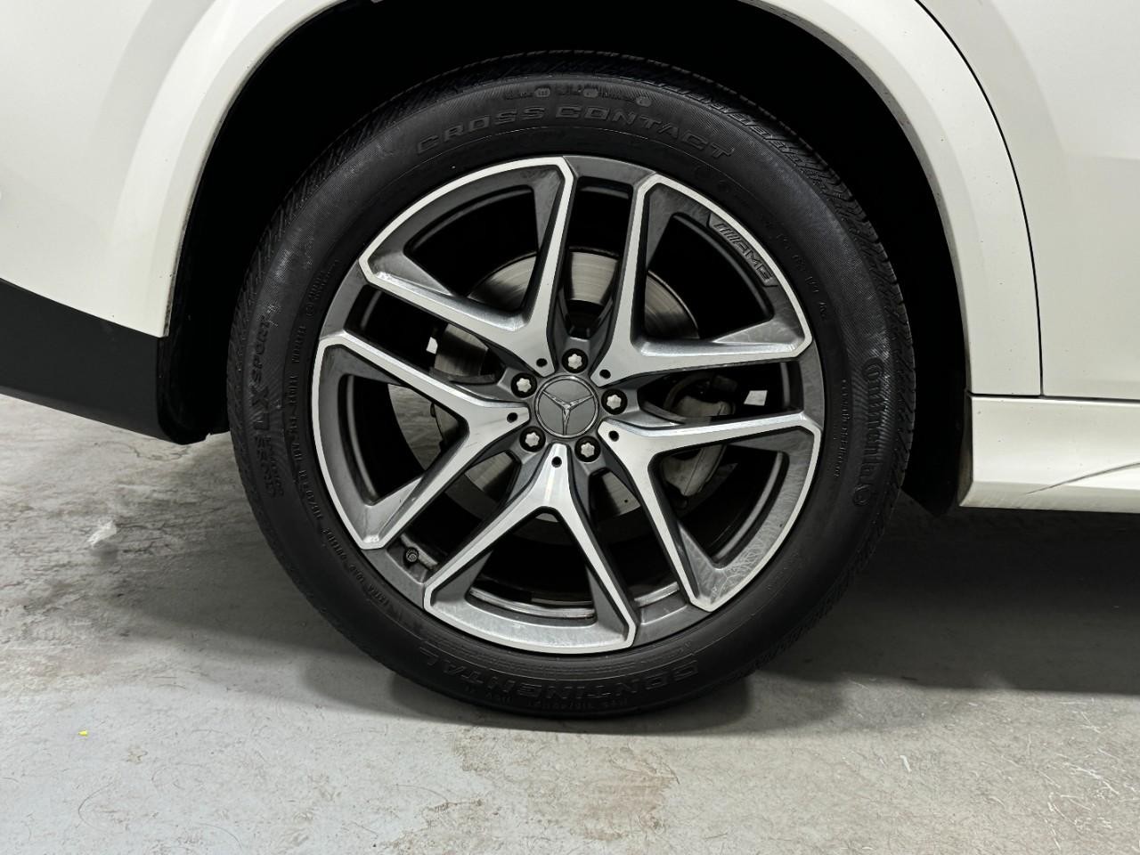 Mercedes-Benz GLE Vehicle Full-screen Gallery Image 5