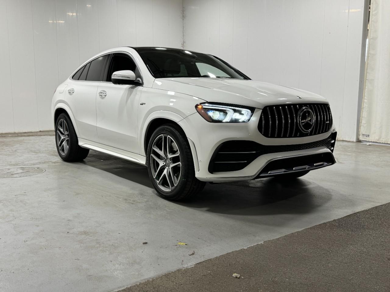 Mercedes-Benz GLE Vehicle Full-screen Gallery Image 6