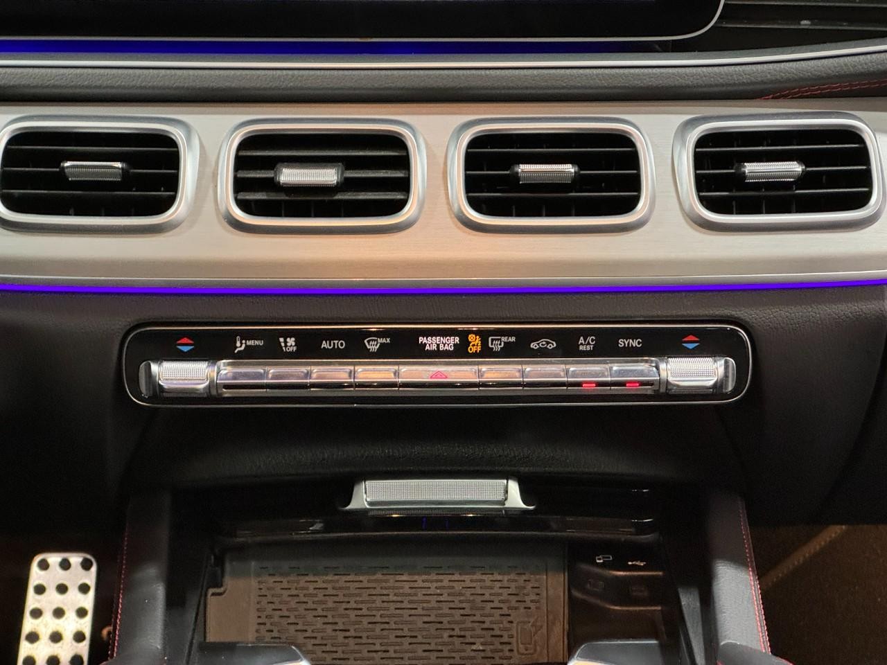 Mercedes-Benz GLE Vehicle Full-screen Gallery Image 15