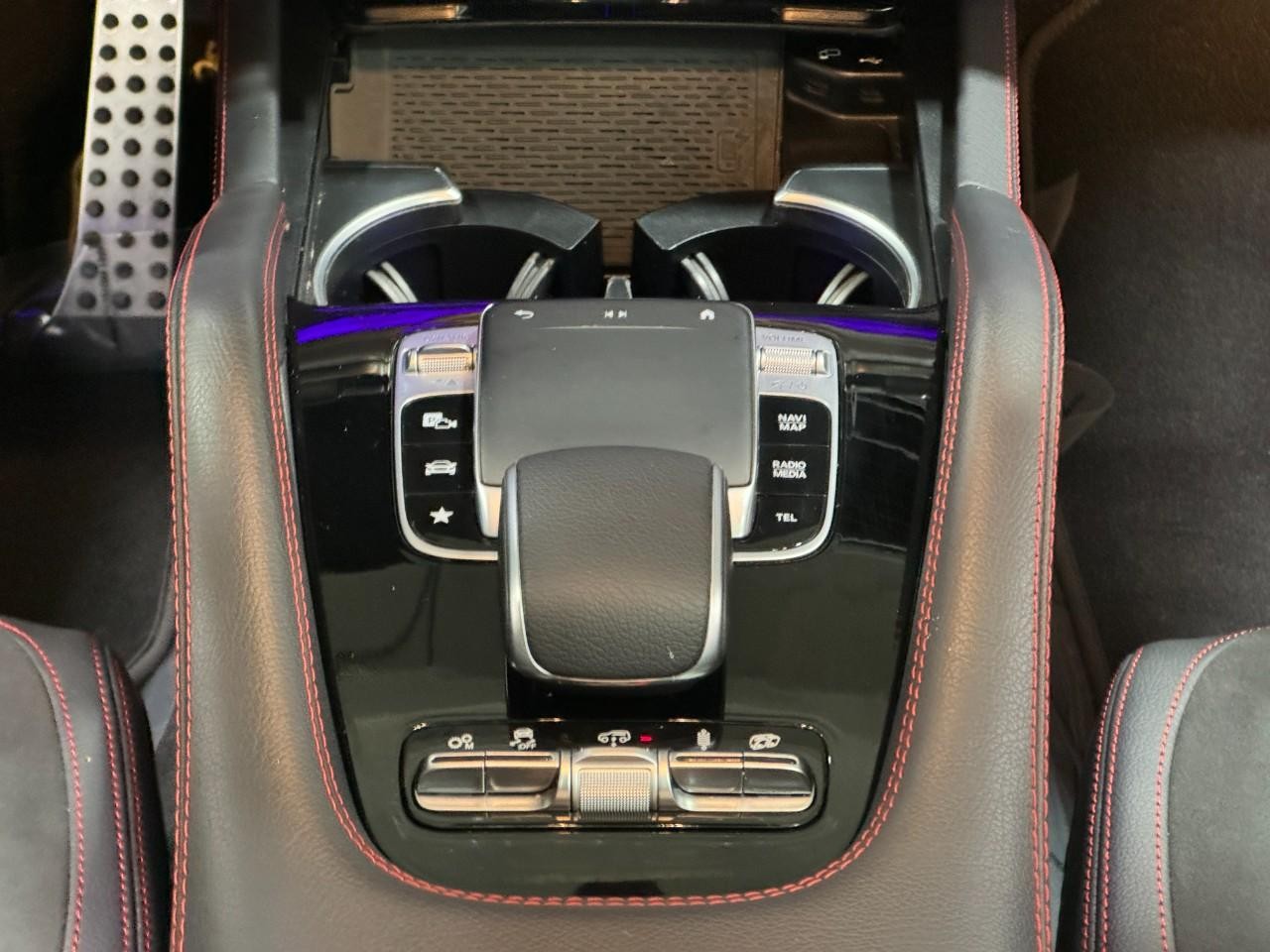 Mercedes-Benz GLE Vehicle Full-screen Gallery Image 16